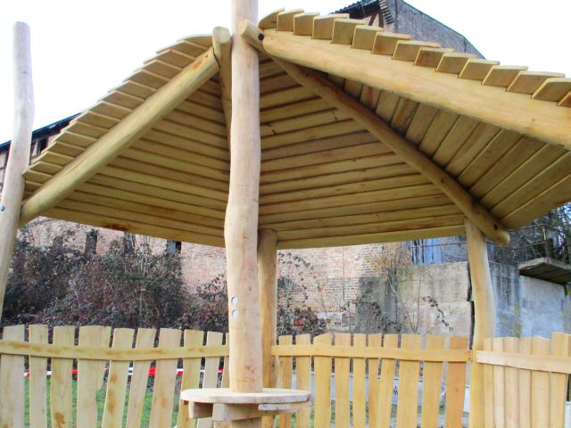 Installation eines Schutzdaches mit Sitzgelegenheiten auf dem Spielplatz Aderstedt