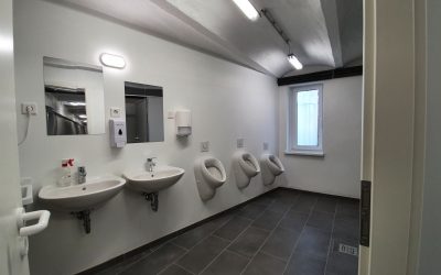Sanierung Freibad Eilenstedt, hier Erneuerung Trennwände für Sanitäranlagen und Umkleidekabinen